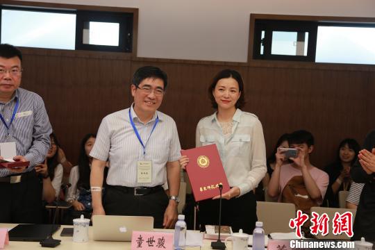 《朗讀者》走紅引熱議董卿現(xiàn)身華東師大