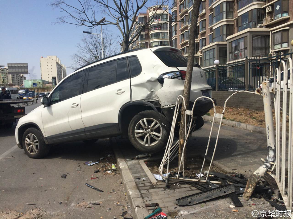 ������Ů˾�Cͣ܇�Bײ6���o��5�v܇