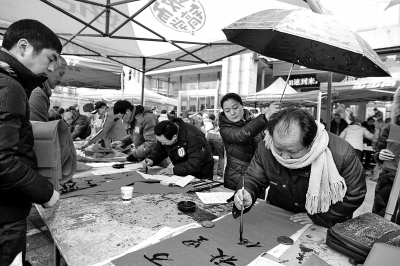 書法高手瑞雪中義務(wù)寫春聯(lián)送祝福