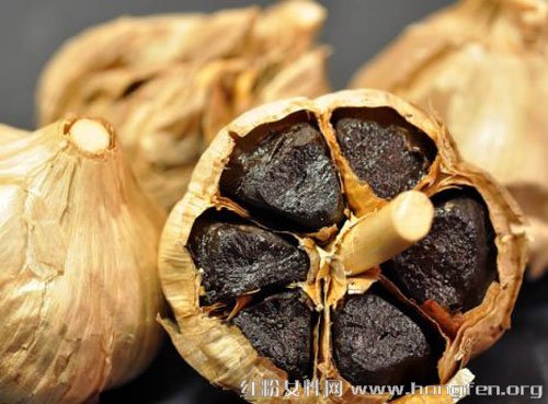 黑大蒜有很多養(yǎng)生功效是普通大蒜所沒有的
