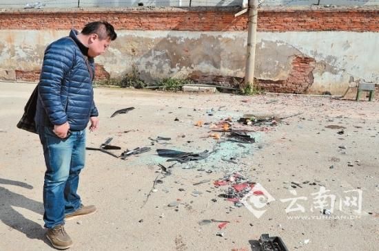 車輛碎片撒了一地
