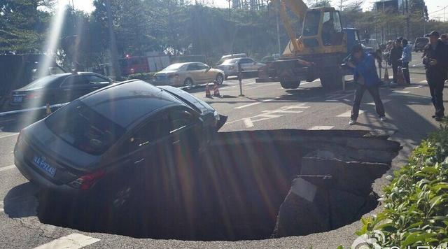 廣州南北大動脈科韻路發(fā)生地陷 坑深約3米(圖)