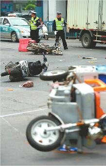 女司機(jī)濟(jì)南街頭闖禍油門誤作剎車 撞飛4車致1死6傷