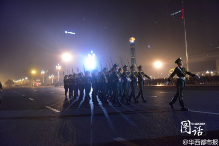 成都持續(xù)霧霾天氣 市民戴口罩看升旗儀式(圖)