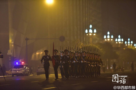 成都持續(xù)霧霾天氣 市民戴口罩看升旗儀式(圖)