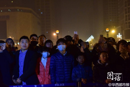 成都持續(xù)霧霾天氣 市民戴口罩看升旗儀式(圖)