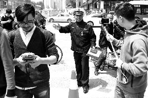 杭州協(xié)警處置地面坍塌被點贊 獲一等榮譽獎章