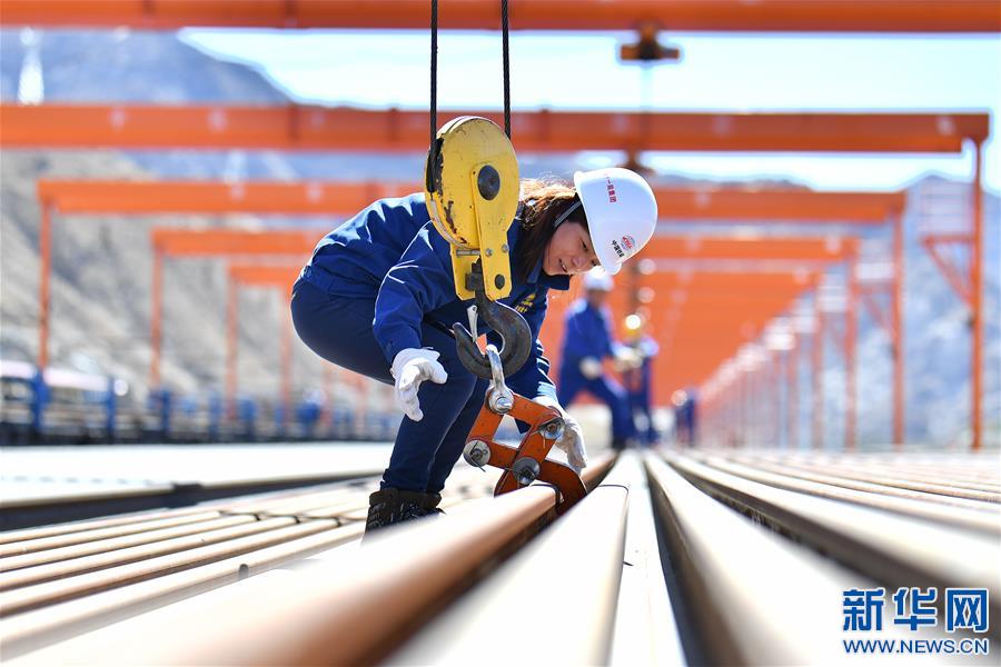 (經(jīng)濟(jì))(1)拉林鐵路掀起新年鋪架序幕